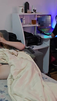 La Moglie BBW Arrapata Bionda Non Può Aspettare Suo Marito Smetta Di Giocare E Si Fa Venire