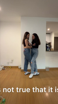 Mă joc cu adidașii mei
