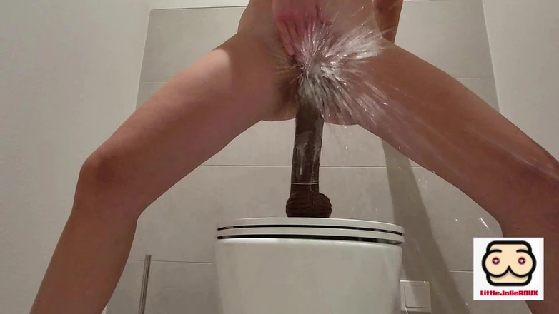 littlejolieroux: Взрыв сквирта после скачки на большом черном члене в туалете