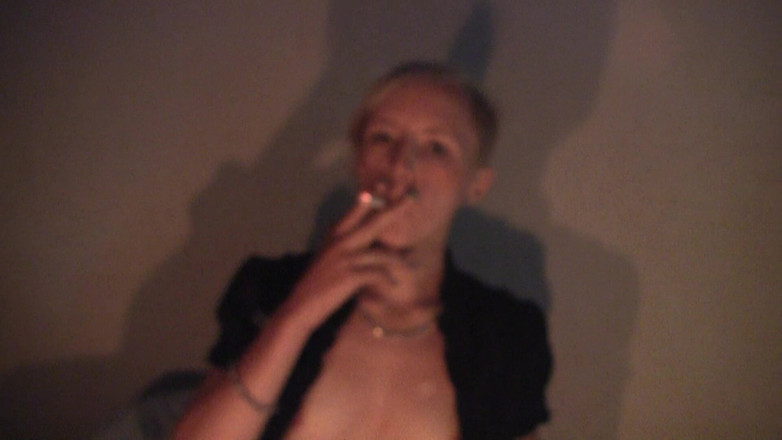 Smoke it bitch: Tenli sarışın şehvetli bir şekilde puro içiyor