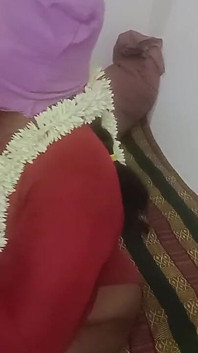 Tamil peituda dona de casa chupando buceta