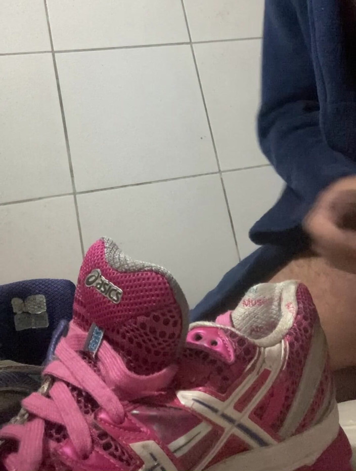 Sneakerfetish_BR: 내 여자 스니커즈 따먹기