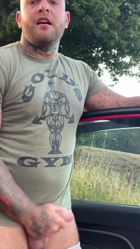 Il cazzo grasso irlandese arrapato toglie il cazzo e viene in pubblico