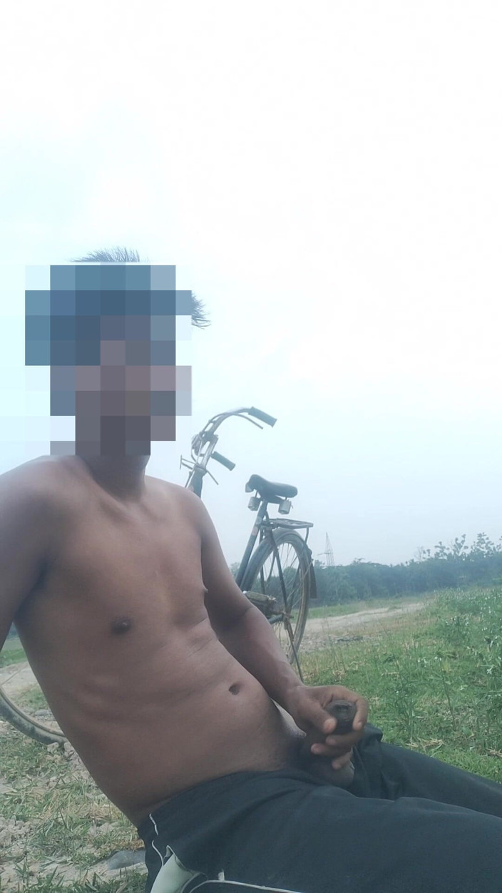 Assamesebodoboy: Video di sesso gay che si masturbano all'aperto lungo la...