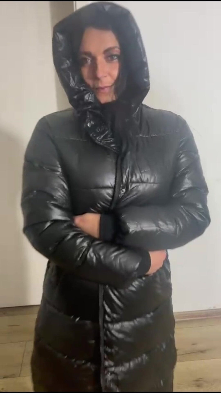 MilfyCalla: Milf em lingerie sexy e casaco longo - espelho em primeiro...