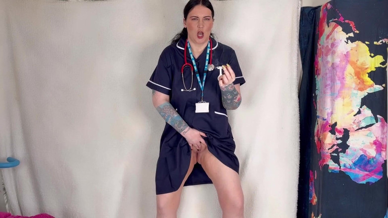 MissFFW: 护士 ffw 正在为香烟和撒尿而啪