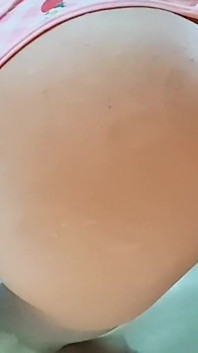 Chuda pasierbica daje mi swoją uroczą dupę w jacuzzi.