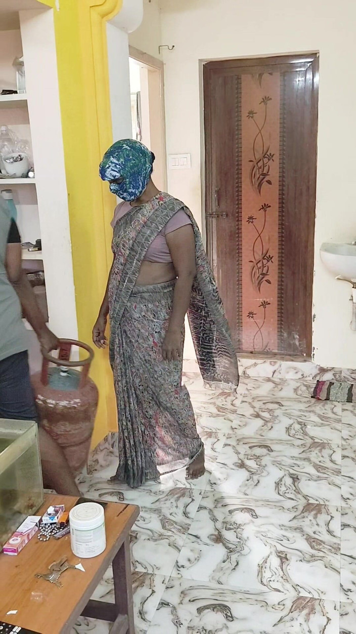 Thesana: घर की पत्नी गैस सिलेंडर डिलीवरी बॉय को चोदती है