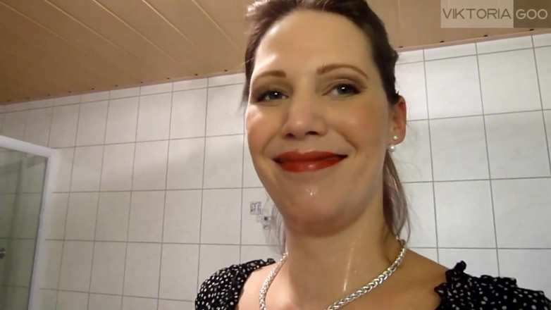 Viktoria Goo: Viktoria Goo beve piscio, viene scopata e massicciamente sborrata in...