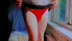 Kitty_Cross: Une douce beauté trans suce des bulles sous un ciel...