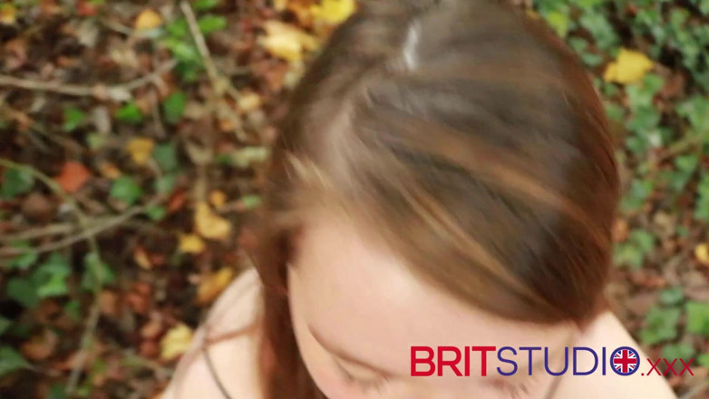 Brit Studio: Muie neglijeentă reală de 18 ani în aer liber și înghițire