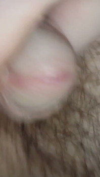 Femboy semula jadi comel melompat ke atas herringbone dan pancut di kamera