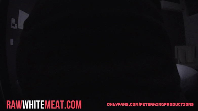 Raw White Meat: Descuidada reina de garganta profunda chorrea en gran polla detrás...