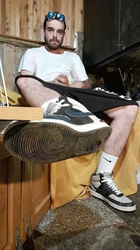 În Adidași Nike