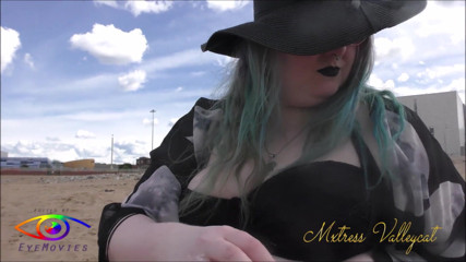 Mxtress Valleycat: Watch silently as I apply sun cream