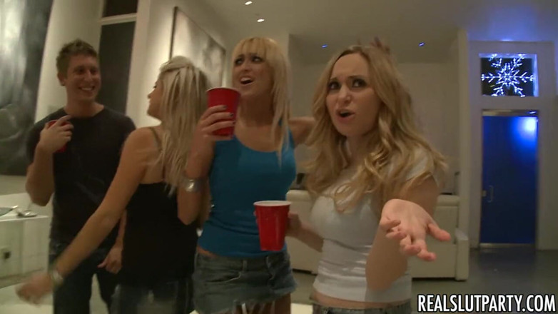 Real Slut Party: Verklig slampa party - en fyrdubbla rövfest 4 blondiner vet hur man...