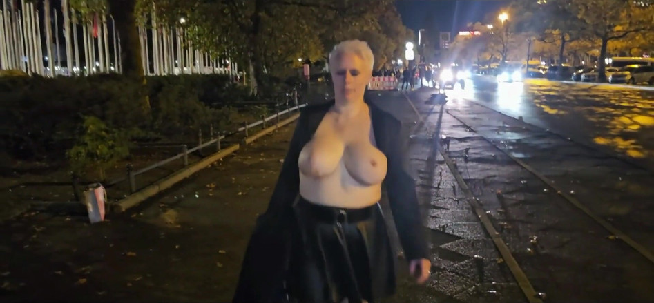 UserBitch1: Topless por Berlim
