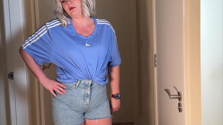 Emma Voyeur: Ванная Заперта - Джинсовые Шорты Смачивают За Дверью