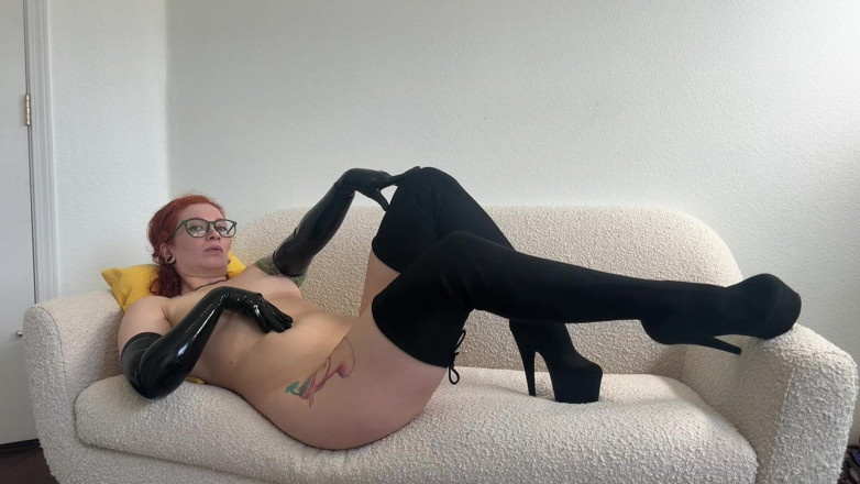 Veggiebabyy: Caliente dominadora pelirroja provoca en guantes de ópera de látex y...