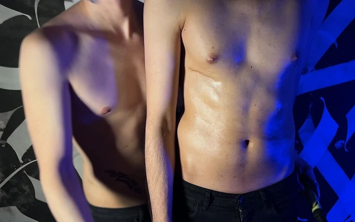 Navel fans: Jocuri excitate cu burta de noapte