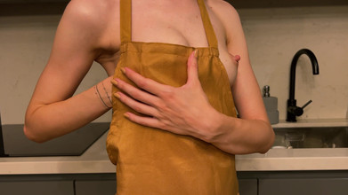 Mia Foster: Ibu muda menunjukkan tetek susu semula jadinya yang kecil