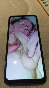 La troia perversa guarda i suoi porno ingoiare quel cazzo in profondità nella gola con il carico che ha