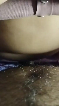 主婦が彼女の年上のドライバーをクソする熱いマンコが性交から舐め出されたカーマスートラスタイルのハードコアセックス