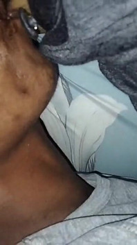 Tocando minha esposa enquanto ela estava descansando na cama