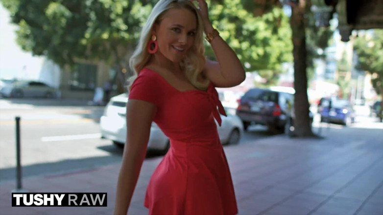 Tushyraw: TUSHYRAW - une blonde a besoin d'une bite dans le cul...