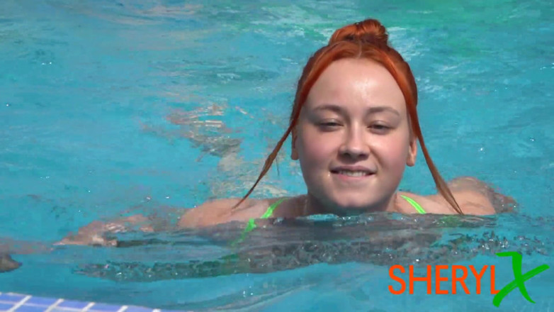 Sheryl X Sinclair: Due lesbiche si divertono nella piscina all'aperto con lieto fine...