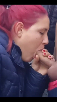 Zrzavá holka mi kouří péro, dokud nedostane moje mléko