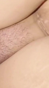 Hermosa novia india estaba sentada en bragas rosas y sujetador, fue follada y sexo anal se hizo en estilo perrito, disfruta