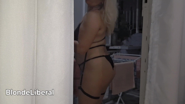 BlondeLiberal: Stoute huisvrouw die opschept aan voorbijgangers terwijl haar man werkt