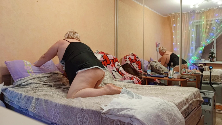 Zona901: Stiefmoeder met grote tieten en kont masturbeert haar poesje aflevering 3