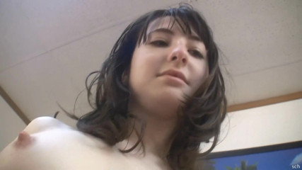 Hard raw sex: Bruna con tette piccole secca che salta piccolo cazzo