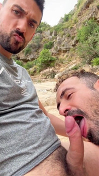 Quente padrasto chupando pau enorme ao ar livre