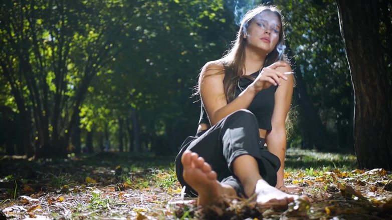 Russian Smokers: Baştan çıkarıcı Rus güzel stüdyoda sigara içiyor