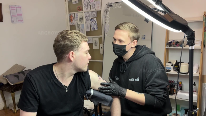 Arg Boys: Sexy Tattoo Artist Gets His Cock Sucked While Eating Client’s...