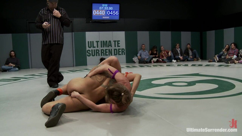Ultimate surrender by Kink: 레슬링 홀드에서 무기력한 Rd2 소녀들, 더블 팀을 이루어. 흑인 대물 자지에게 따먹히는 핫한 밀프