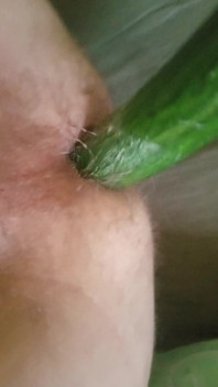 Saya bermain dengan lubang saya, saya mengongkek diri saya dengan apa yang saya tahu