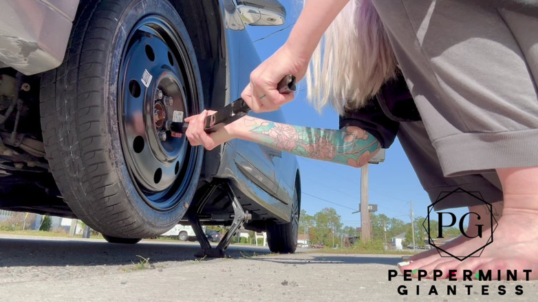 Peppermint Giantess: 67 deusa amazona alta troca o pneu - pés grandes na...