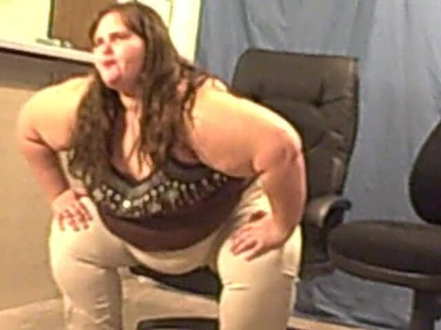 BBW nurse Vicki adventures with friends: Ssbbw Angie chewing and blowing gum for you