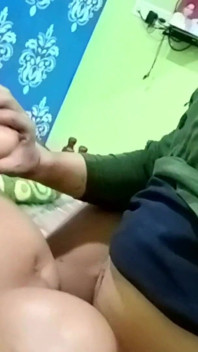 Komşum ateşli ve seksi Hintli köylü karım otel odasında sert seks yapıyor