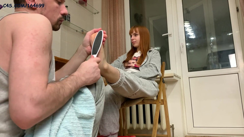 Petite Princesses Femdom: Любительське справжнє фемдом ноги servitude - протирає стопний пил ніг господині Кірі