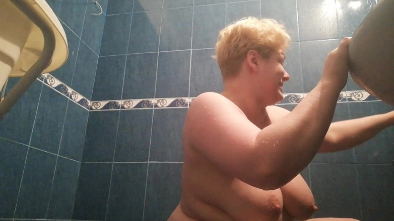 Putarankahotmilf: Play with shower head and water till cum