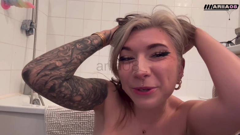 AriiaGuillard08: Goth francez mică testează un fund și o pizdă cu dublu...