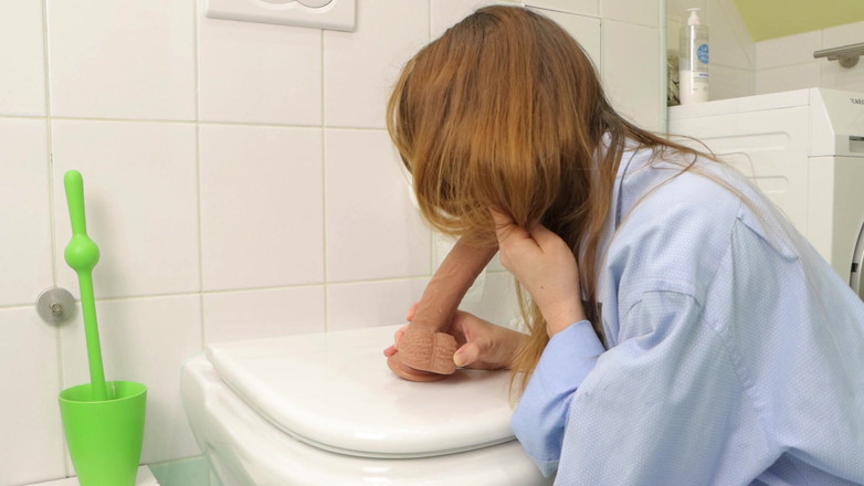 AnnaHomeMix: La beauté se cache dans les toilettes et s’enfile un...