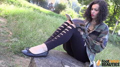 Foot Fetish HD: Dollyc si cewek seksi lagi asik pamer kakinya di atas...