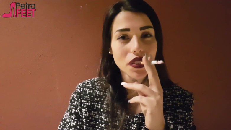 Smokin Fetish: Si rambut coklat yang hebat suka merokok di luar rumah