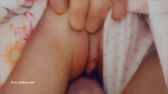 FoxyAleksa: Gorące pocieranie cipki pod sukienką w kafeterii. Drobna dziewczyna. Cipki....